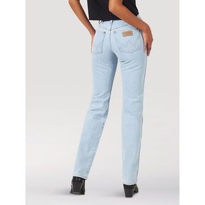 Wrangler • cowboy cut slim fitted high waisted light wash jeans sz 24